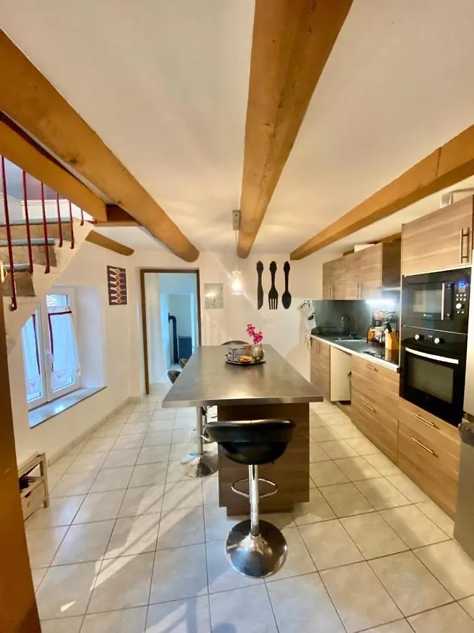 Agreable Maison De Ville Dans Petit Village Auvergnat Corent 0*,