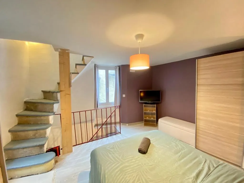 Agreable Maison De Ville Dans Petit Village Auvergnat Corent